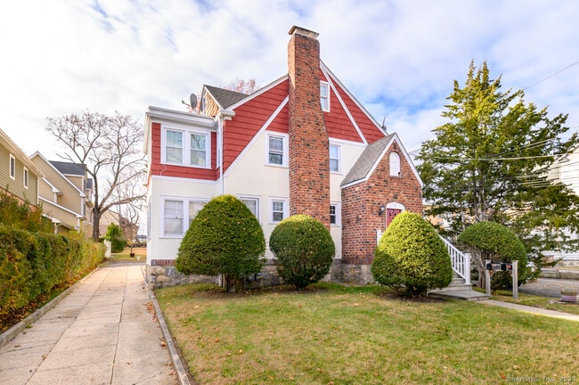 58 Mayflower Ave in Stamford, CT - Foto de edificio - Building Photo