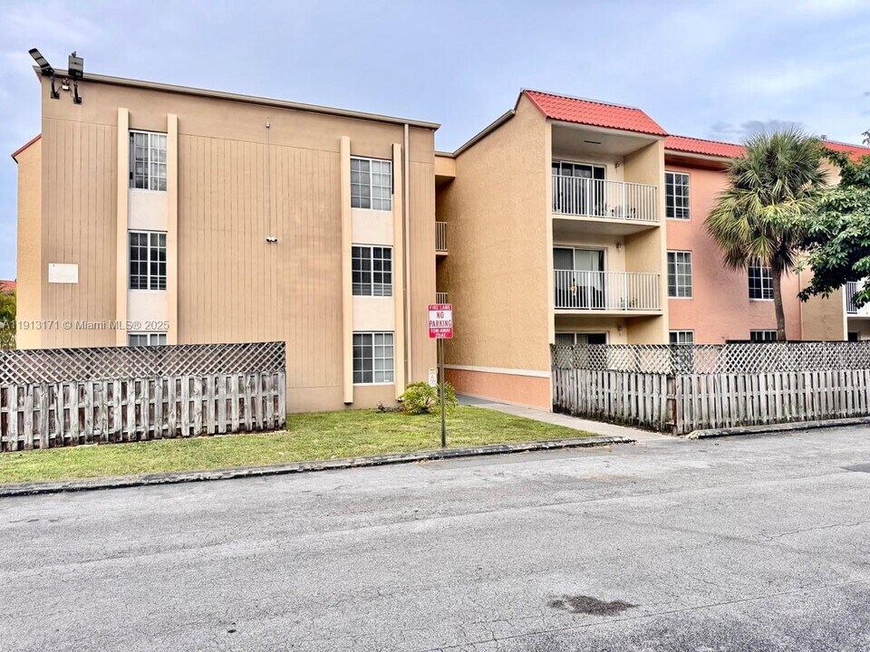 5201 Geneva Way, Unit 307 in Doral, FL - Building Photo