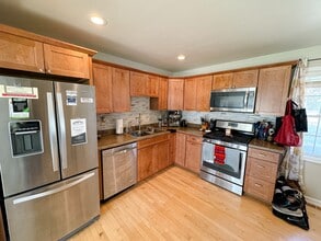 7130 N Navajo Ave in Glendale, WI - Building Photo - Building Photo