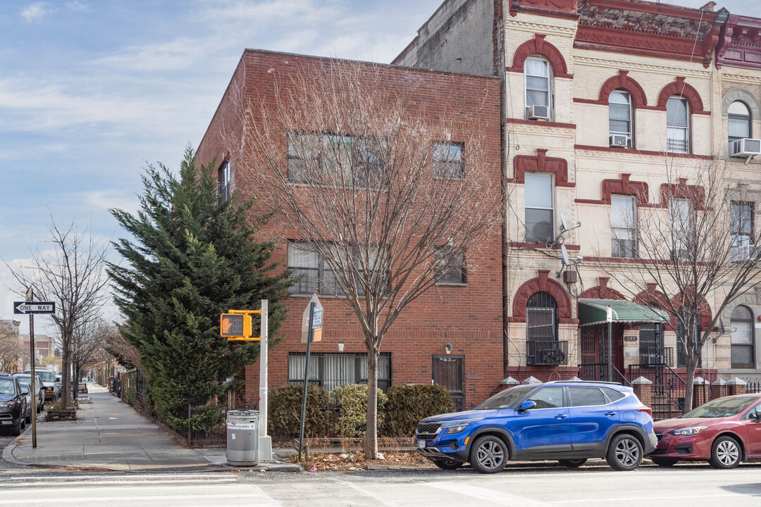 220 Hart St in Brooklyn, NY - Building Photo