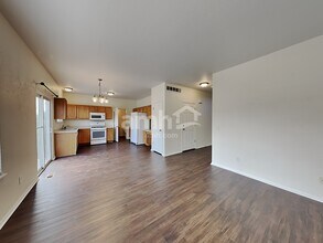 9836 Kenton Cir in Commerce City, CO - Foto de edificio - Building Photo