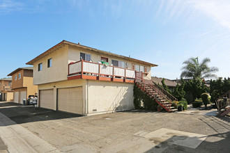 16561 Sabot Ln in Huntington Beach, CA - Building Photo - Building Photo