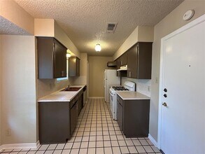 1805 Broadmoor Dr in Austin, TX - Building Photo - Building Photo