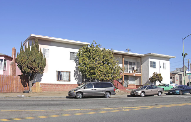 4824-4836 Bancroft Ave in Oakland, CA - Building Photo - Building Photo