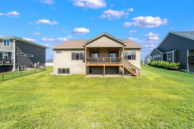 916 NE Silkwood St in Grimes, IA - Foto de edificio - Building Photo