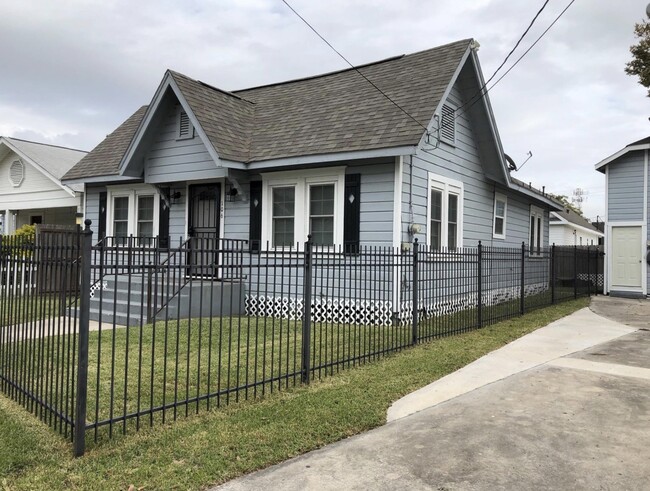 106 N Eastwood St in Houston, TX - Building Photo - Building Photo
