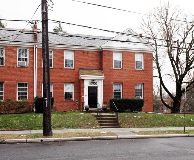 4034 Calvert St NW in Washington, DC - Building Photo - Building Photo