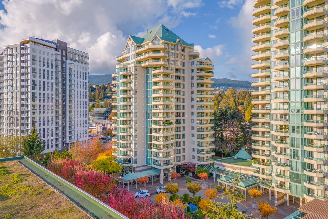 The West Royal - Tower 1 in West Vancouver, BC - Building Photo