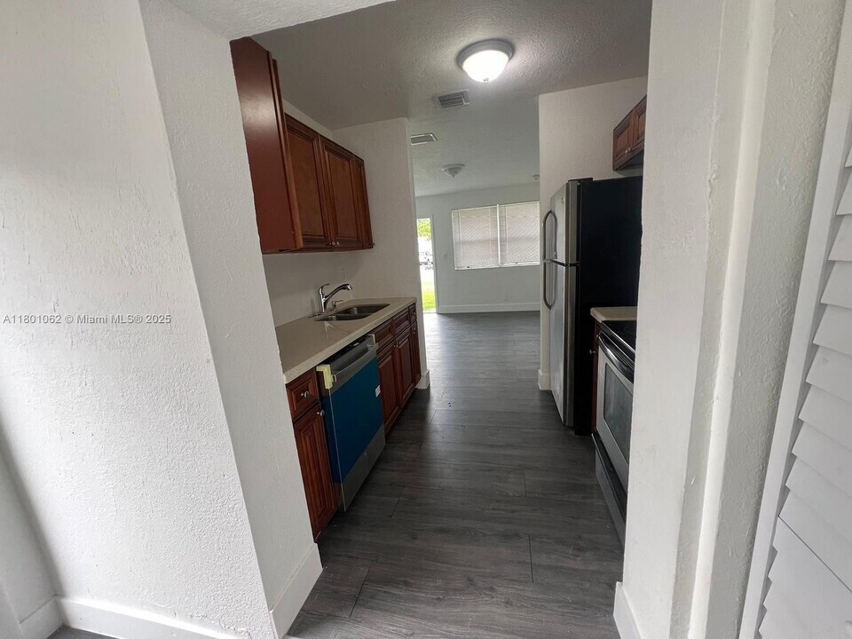 3251 SW 56th Ave in West Park, FL - Building Photo