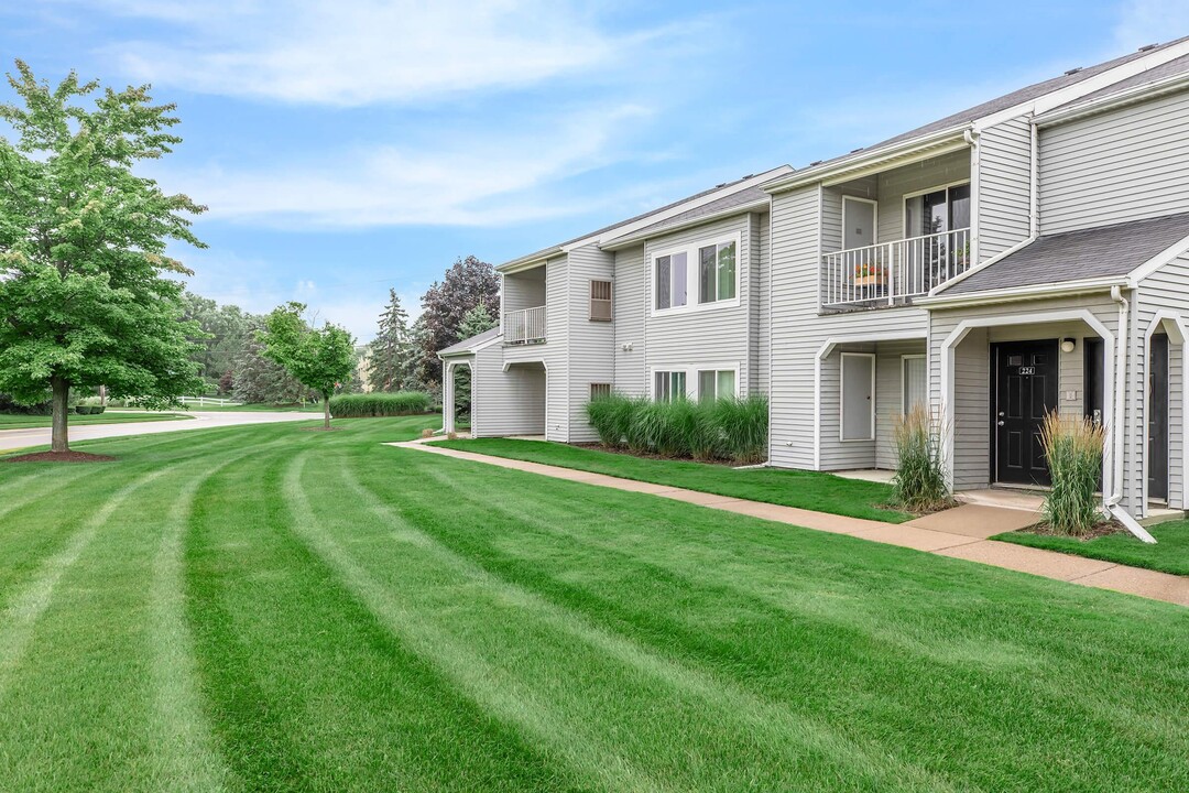 Oaks at Hampton Apartments in Rochester Hills, MI - Foto de edificio