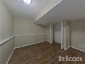 8906 St Croix Rd in Woodbury, MN - Foto de edificio - Building Photo