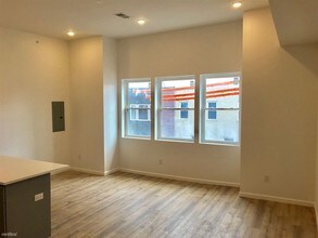 742 S 4th St in Philadelphia, PA - Foto de edificio - Building Photo