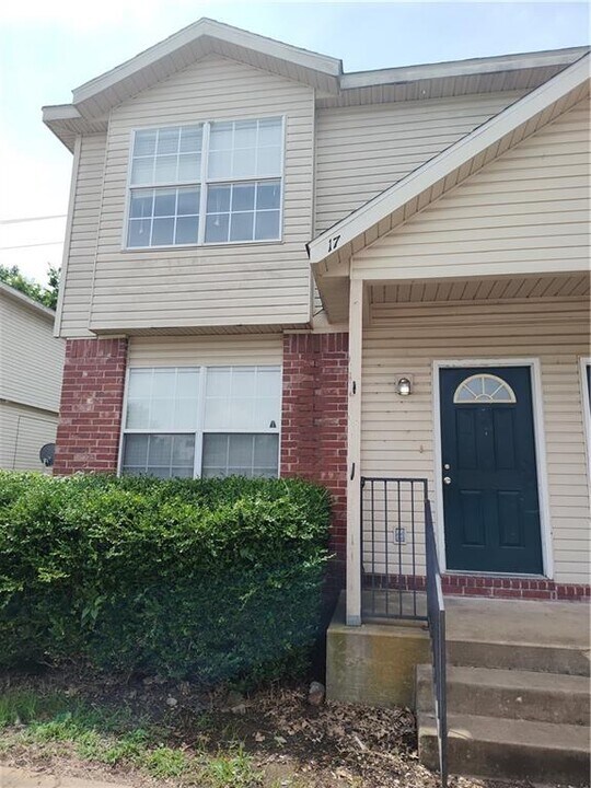 17 W Rainsong St in Farmington, AR - Building Photo