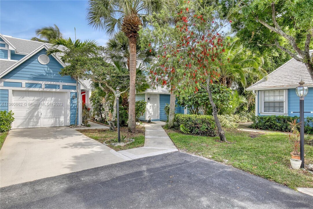 119 Ocean Dunes Cir in Jupiter, FL - Foto de edificio