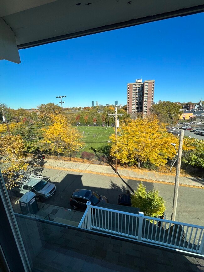 26 Hazelwood St, Unit Upper 1L in Boston, MA - Foto de edificio - Building Photo