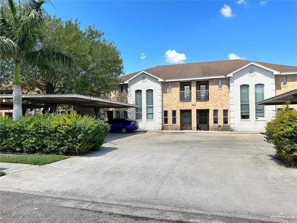 8 West Dr in Pharr, TX - Foto de edificio