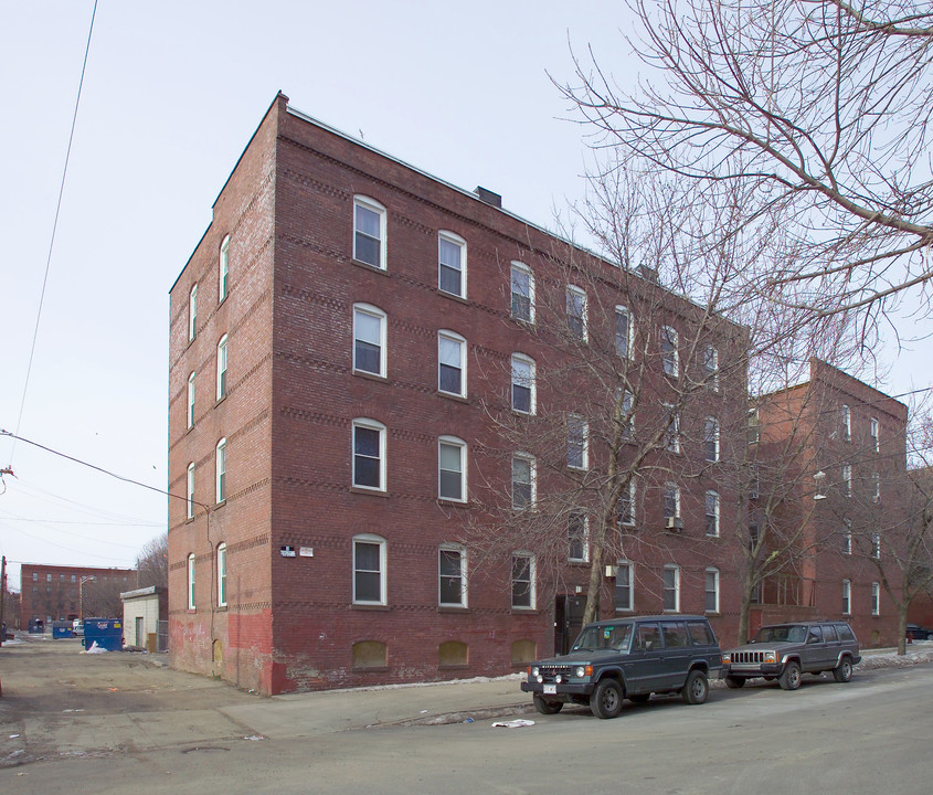 12 Hamilton St in Holyoke, MA - Building Photo