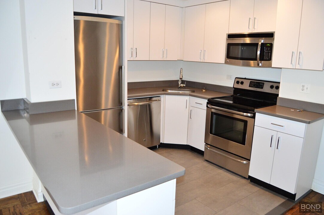 219 E 69th St in New York, NY - Building Photo