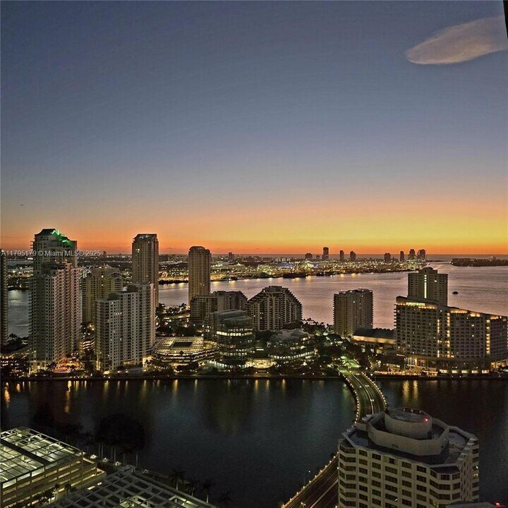 950 Brickell Bay Dr in Miami, FL - Building Photo