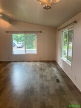 445 SE Border Ln in McMinnville, OR - Foto de edificio - Building Photo
