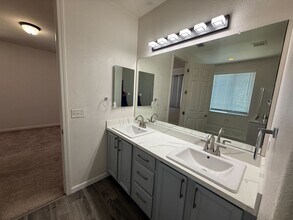 9435 Sea Cliff Way in Elk Grove, CA - Building Photo - Building Photo