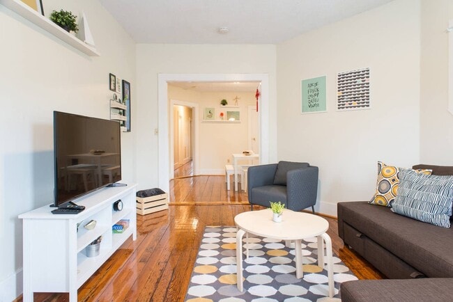 135 Brook St, Unit 3 in Brookline, MA - Building Photo - Building Photo