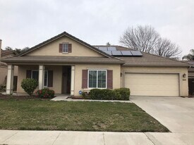 840 W Packwood Ct in Visalia, CA - Building Photo