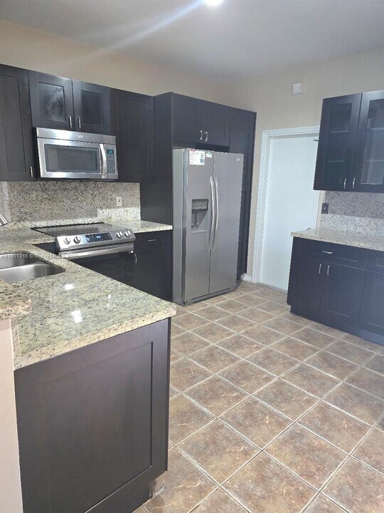2082 Madeira Dr in Weston, FL - Foto de edificio