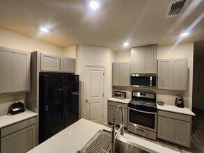 1008 Maple Way in Fallon, NV - Foto de edificio - Building Photo