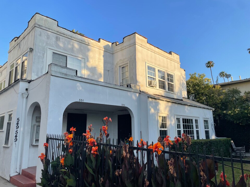 551 N Kenmore Ave in Los Angeles, CA - Building Photo