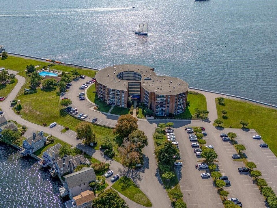 1316 Capella S in Newport, RI - Building Photo
