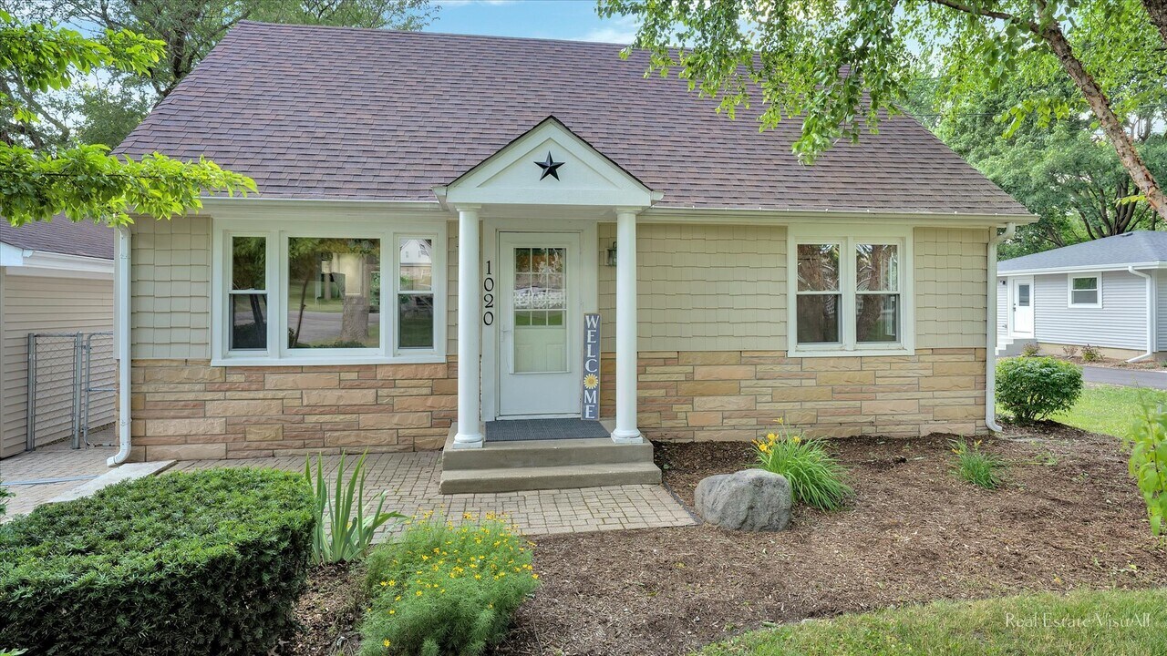 1020 Center Dr in South Elgin, IL - Building Photo