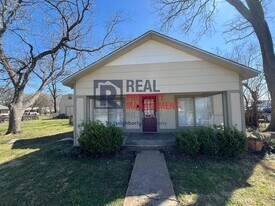 105 E 6th St in Tolar, TX - Building Photo