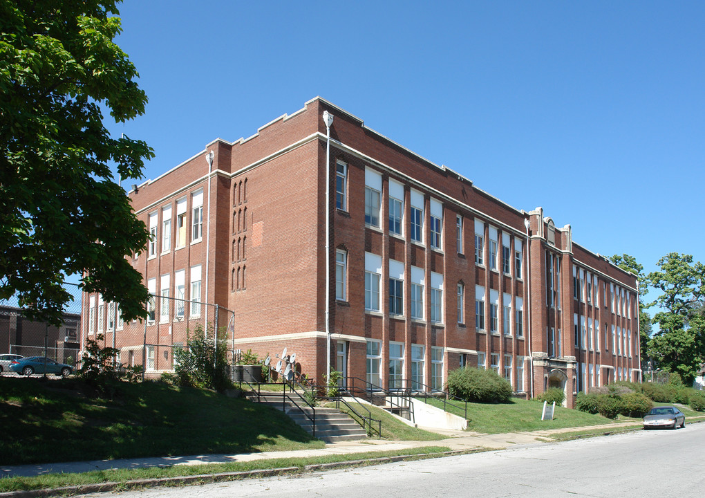 Park School Apartments in Omaha, NE - Building Photo