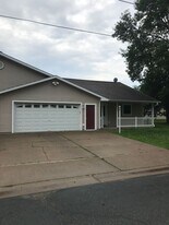 526 28th Ave N in Menomonie, WI - Building Photo