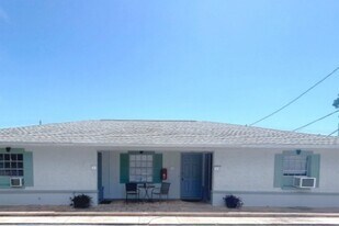 Twin Oaks Apartments in Panama City, FL - Building Photo