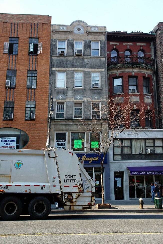 130 W 72nd St in New York, NY - Building Photo - Building Photo