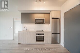 5858 Yonge St in Toronto, ON - Building Photo - Building Photo