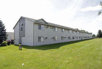 Deerfield Townhomes in Janesville, WI - Foto de edificio - Building Photo
