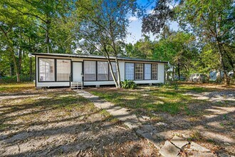 16643 Lake Cir in Conroe, TX - Building Photo - Building Photo