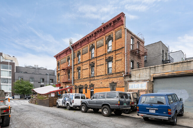 134 Kingsland Ave in Brooklyn, NY - Foto de edificio - Building Photo