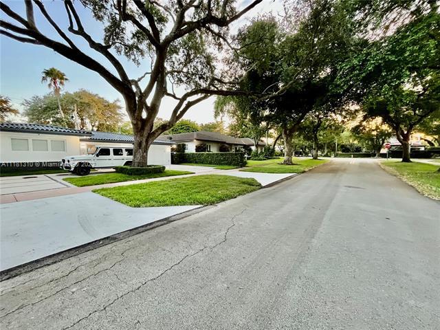 616 Tiziano Ave in Coral Gables, FL - Foto de edificio - Building Photo