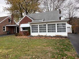 240 Edgewood Rd in East York, PA - Building Photo