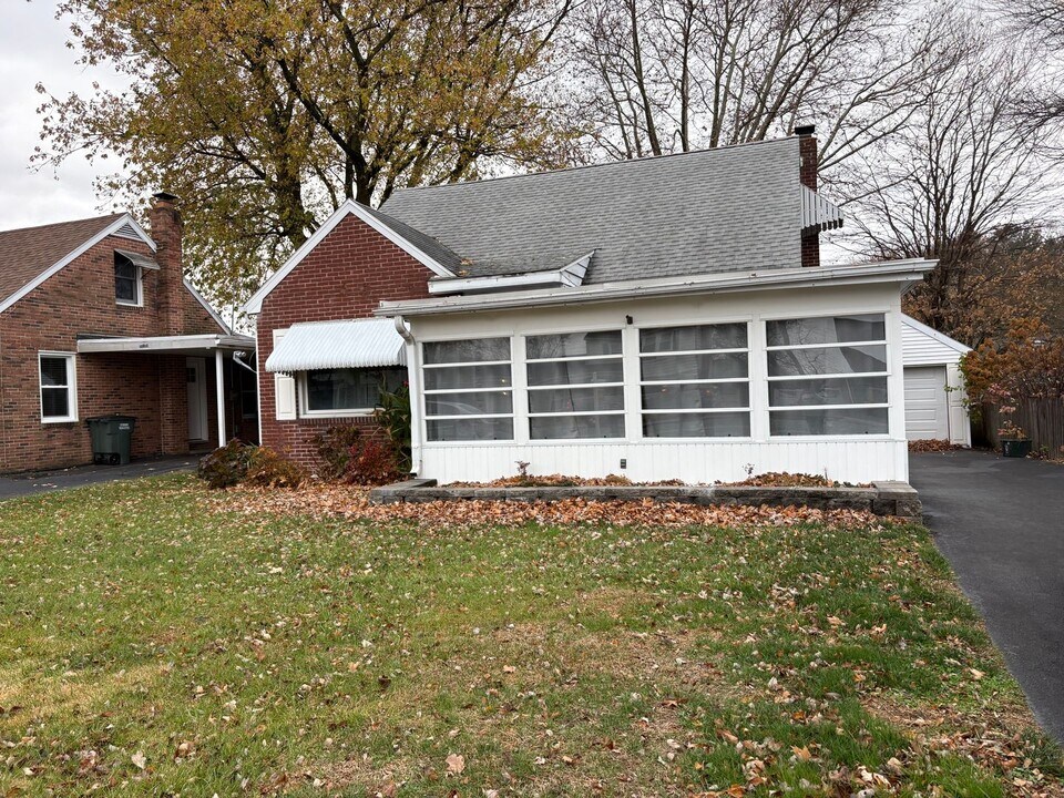 240 Edgewood Rd in East York, PA - Building Photo