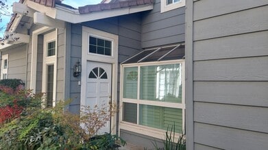 13582 Sweetshade Way in Tustin, CA - Foto de edificio - Building Photo