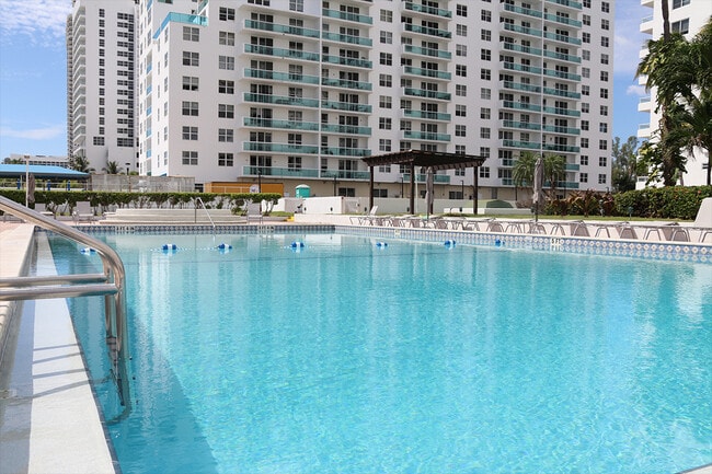 5005 Collins Ave, Unit #1422 Carriage Club North