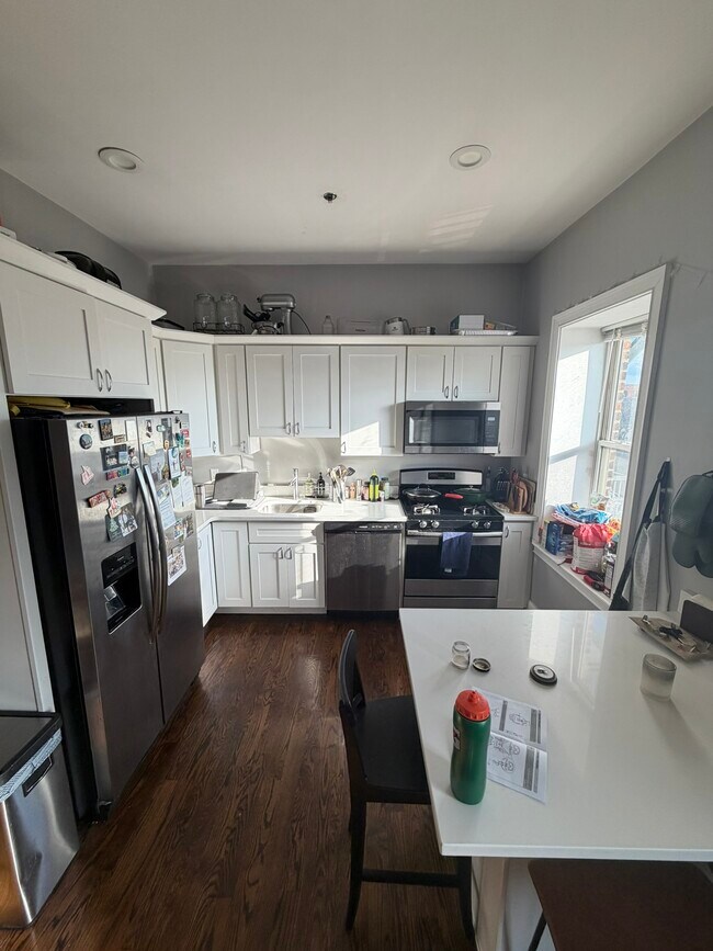 172 W 4th St, Unit T in Boston, MA - Foto de edificio - Building Photo