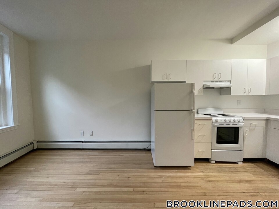 1539 Beacon St in Brookline, MA - Building Photo