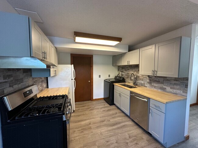 2 Clark St-Unit -3 in Stonington, CT - Building Photo - Building Photo