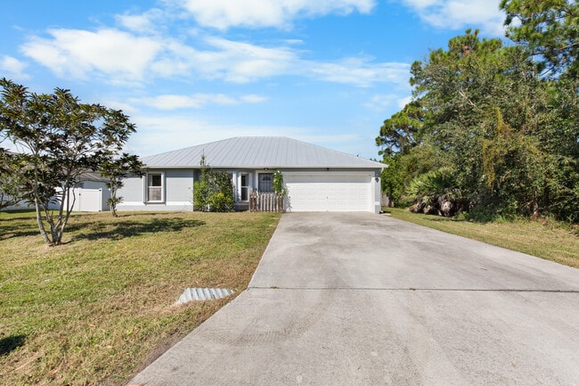 173 SW Ray Ave in Port St. Lucie, FL - Foto de edificio - Building Photo